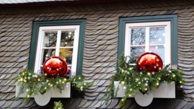 Папа так украсил дом к Рождеству, что привлёк внимание 5000 туристов. Дети в восторге!