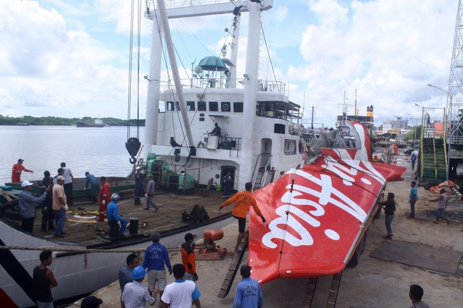 Доставка хвостовой части самолёта авиакомпании AirAsia, разбившегося  28 декабря над Яванским морем, Индонезия, 7 февраля, 2015 год.. Фото: YUDHA MANX/AFP/Getty Images