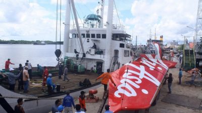 Спасатели приступили к поднятию фюзеляжа авиалайнера AirAsia