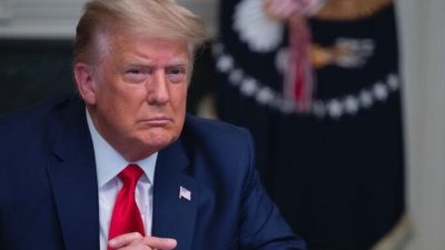 Президент США Дональд Трамп участвует в телеконференции в честь Дня Благодарения с военнослужащими Соединённых Штатов в Белом доме в Вашингтоне, округ Колумбия, 26 ноября 2020 года. ANDREW CABALLERO-REYNOLDS/AFP via Getty Images