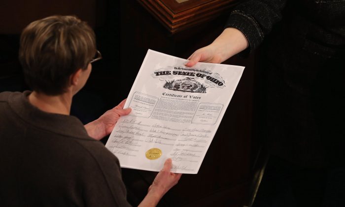 Служащие Конгресса вручают сертификат коллегии выборщиков в Палате представителей, Вашингтон, 4 января 2013 года