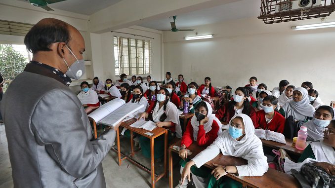 Учащиеся в школе в Дакке, Бангладеш, во время COVID-19