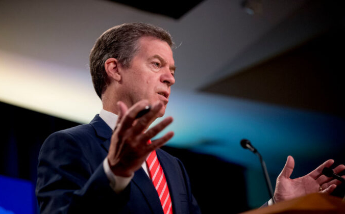 Посол по вопросам международной религиозной свободы призвал китайские власти прекратить «войну с верой» Сэм Браунбек, посол по вопросам международной религиозной свободы, выступает на пресс-конференции в Государственном департаменте в Вашингтоне 10 июня 2020 года. ANDREW HARNIK/POOL/AFP via Getty Images | Epoch Times Россия