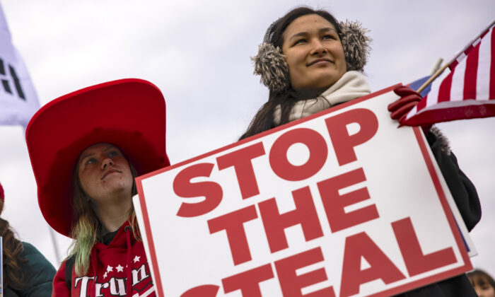 Сторонники президента Дональда Трампа собрались возле отеля Wyndham Gettysburg перед публичными слушаниями комитета по политике большинства в Сенате Пенсильвании, 25 ноября 2020 г