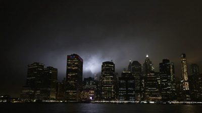 «Посвящение в свете», посвящена памяти жертв терактов 11 сентября, сияет над горизонтом нижнего Манхэттена в Нью-Йорке 10 сентября 2020 года. Michael M. Santiago/Getty Images