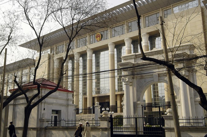 Здание Китайского Верховного народного суда в Пекине, 30 марта 2006 года. 23 декабря, прокурор в Чунцине косвенно заявил, что он не мог найти никакой правовой основы для запрещения и преследования Фалуньгун, традиционной китайской духовной дисциплины. Фото: STR/AFP/Getty Images