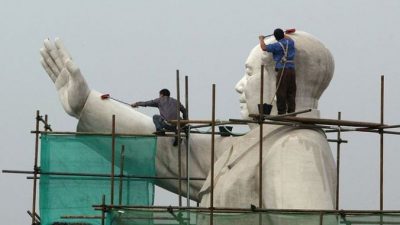 Строительство статуи Мао Дзэдуна. Фото: China Photos/Getty Images