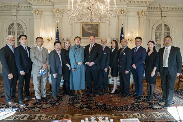 Госсекретарь США Майк Помпео встретился в Государственном департаменте с представителями нескольких групп, которые подверглись жестокому преследованию со стороны КПК. Фото предоставил Шон Линь. The Epoch Times