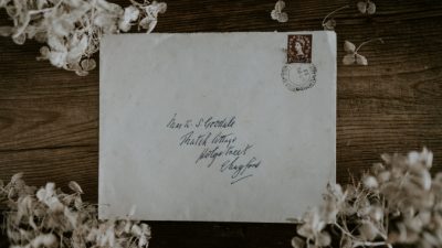 Парень подобрал кошелёк с письмом 60-летней давности и нашёл владельца. Это судьба