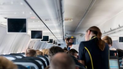 Стюардессе пришлось работать в Рождество. Но папа хотел провести время с дочкой, поэтому купил билеты на 6 её рейсов