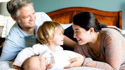 Президент РФ к поздравлению женщин добавил новость о выплатах