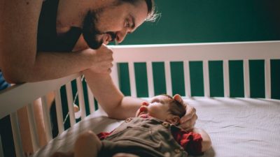 Двухлетний энергичный малыш научился выбираться из кроватки. Папа в отчаянии!