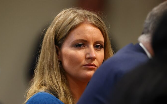 Дженна Эллис, член команды юристов президента США Дональда Трампа, во время слушаний в комитете по надзору Палаты представителей Мичигана в Лансинге, штат Мичиган, 2 декабря 2020 года. Rey Del Rio/Getty Images | Epoch Times Россия