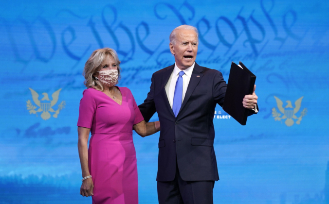 Бывший вице-президент Джо Байден обнимает свою жену Джилл после голосования коллегии выборщиков в театре Queen в Уилмингтоне, штат Делавэр, 14 декабря 2020 г. (Drew Angerer / Getty Images) | Epoch Times Россия