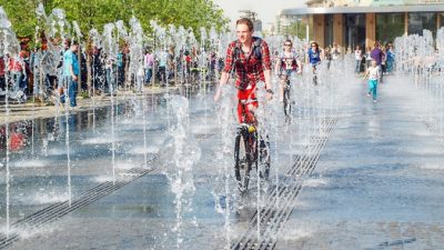 Второй Международный фестиваль шагающих оркестров на Крымской набережной: единство музыки и пространства