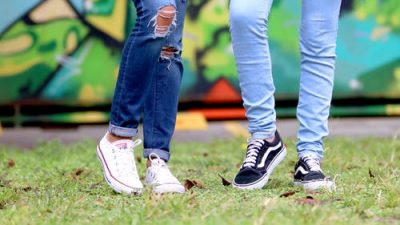 С чем носить классические женские джинсы? Актуальные советы стилистов