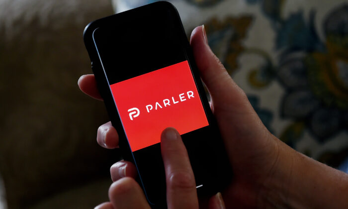 Логотип приложения для социальных сетей от Parler, отображаемый на смартфоне. Логотип приложения для социальных сетей от Parler, отображаемый на смартфоне.