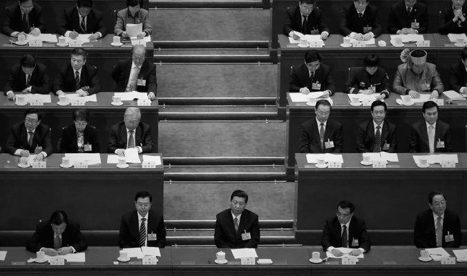 Генеральный секретарь компартии Китая Си Цзиньпин (в центре), премьер Ли Кэцян (второй справа) и другие высокопоставленные чиновники участвуют в политическом собрании в Пекине, в марте 2013 года. Китайско-язычный сайт «Великой Эпохи» снова подвергся кибератакам во время недавнего ареста бывшего главы аппарата безопасности Китая Чжоу Юнкана. Фото: Feng Li/Getty Images | Epoch Times Россия