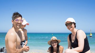 Сотни людей на пляже наблюдали за небесным посланием: «Будь искренним, будь добрым, будь терпеливым»