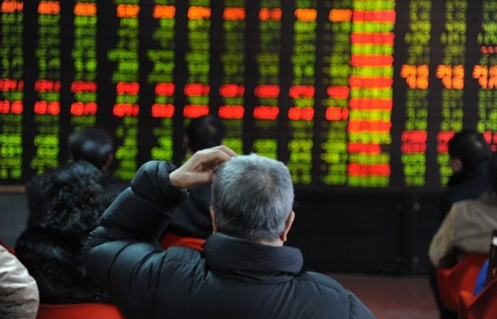 Китайцы поверили пропаганде компартии и поставили всё на биржу Инвестор изучает электронную доску в зале фондовой биржи в Шэньяне, Китай, 19 февраля 2013 г. Фото: ChinaFotoPress/Getty Images
