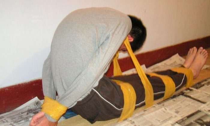 80-летнего китайца приговорили к 11 годам тюрьмы за его веру Демонстрация пыток, применяемых против практикующих Фалуньгун в Китае (Минхуэй)