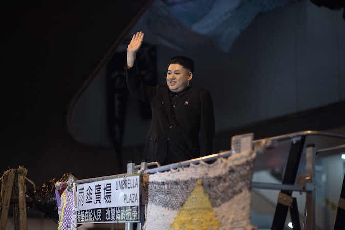 Сторонник продемократических демонстрантов, одетый как северокорейский лидер Ким Чен Ын, обращается к протестующим в Адмиралтейском районе Гонконга 31 октября 2014 года. Фото: Nicolas AsfouriI/AFP/Getty Images | Epoch Times Россия
