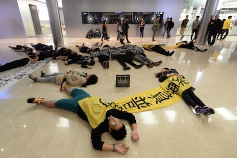 Акция в поддержку «Девочки с мелом». Фото: Aaron Tam/AFP/Getty Images | Epoch Times Россия