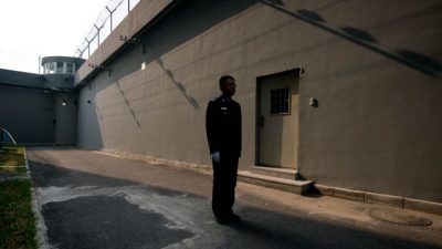 10 месяцев задержания и 3 года под домашним арестом. 75-летняя бабушка наказана за подачу иска против бывшего лидера КНР