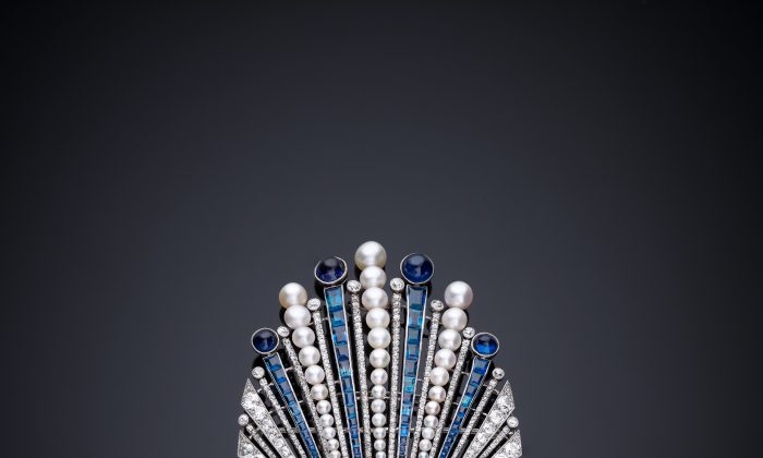 Aigrette, созданный Полом Ирибе, сделанный Робертом Линзелером, Париж, 1910 г., из платины с изумрудом, сапфирами, бриллиантами и жемчугом. Пол Ирибе вставил резной индийский изумруд в эгретт, форма, которая могла бы украсить тюрбан махараджи или низама. (Servette Overseas Limited 2013. Все права защищены.)