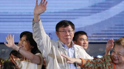 Новый избранный мэр Тайбэя Ко Вен Чже (в центре) машет избирателям в штаб-квартире своей предвыборной кампании в Тайбэе, Тайвань, в субботу, 29 ноября 2014 г. (AP Photo / Wally Santana)