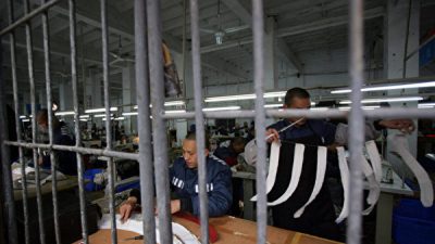 Почему зарплата тюремщиков в Китае в несколько раз выше, чем у госслужащих?