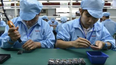 Китайские рабочие собирают часы — дешёвую местную альтернативу часам Apple Watch 22 апреля 2015 года, Шэньчжэнь, Китай. Фото: STR/AFP/Getty Images