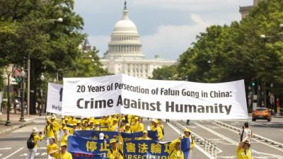 Практикующие Фалуньгун маршируют от Капитолия США к монументу Вашингтона, в канун 20-й годовщины преследования Фалуньгун в Китае. Вашингтон, округ Колумбия, 18 июля 2019 года. Samira Bouaou/The Epoch Times