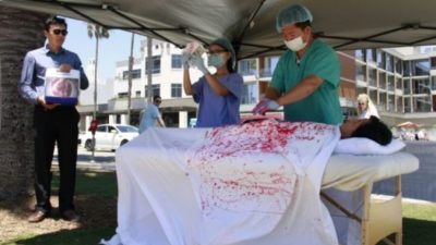 Последователи Фалуньгун проводят акцию с целью повышения осведомлённости об извлечении органов и других преступлениях в области прав человека в Китае, Санта-Моника, штат Калифорния, США. Фото: Xu Touhui/Epoch Times