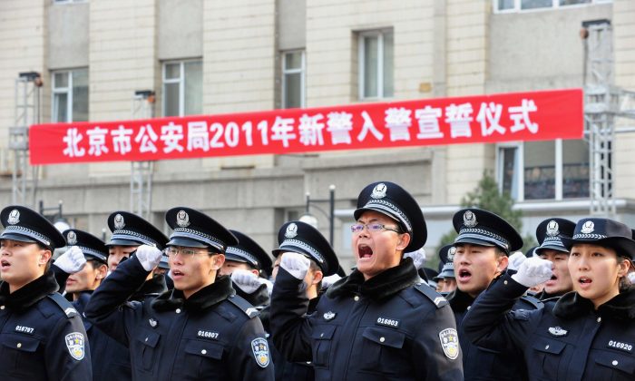 Где же в китайских судах верховенство закона? Новобранцы полиции дают присягу перед началом службы в Службе общественной безопасности Пекина 18 февраля 2011 г. (ChinaFotoPress / Getty Images)