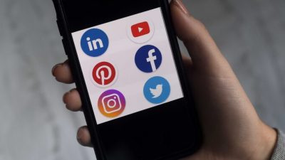 Логотипы приложений соцсетей из Linkedin, YouTube, Pinterest, «Фейсбука», «Инстаграма» и «Твиттера», отображаемые на смартфоне в Арлингтоне, штат Вирджиния, 28 мая 2020 года. Olivier Douliery/AFP via Getty Images