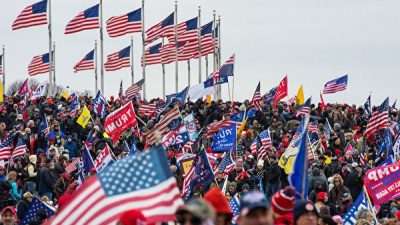 Тысячи сторонников президента США Трампа собираются на Национальной аллее для митинга в Вашингтоне, округ Колумбия, 6 января 2021 года. JOSEPH PREZIOSO/AFP via Getty Images