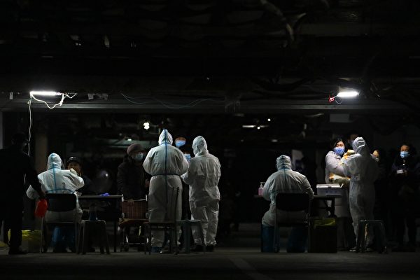 Жители проходят тесты на коронавирус в подвале жилого комплекса в рамках программы массового тестирования после появления новых случаев заражения вирусом в Шицзячжуане, в провинции Хэбэй в центральном Китае, 12 января 2021 года. STR/AFP via Getty Images