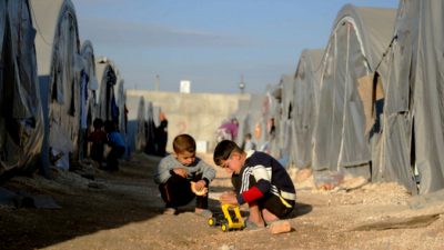 Сирийские дети играют в лагере для беженцев в Турции. Фото:  Kutluhan Cucel/Getty Images