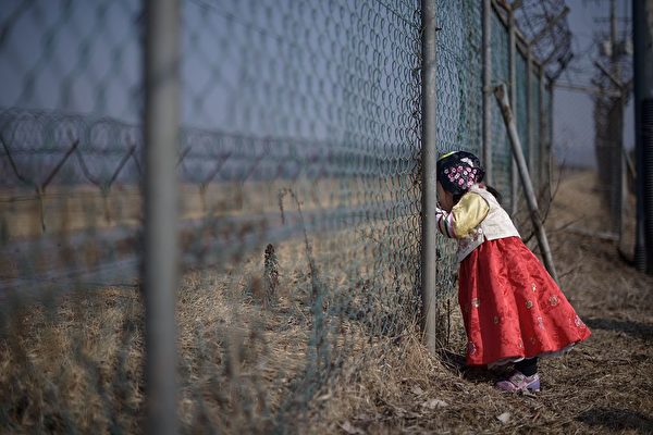 Сеул и Пхеньян приступили к переговорам, о которых официально не объявляется Девочка в традиционном платье ханбок стоит у военного забора, обращеённого в сторону Северной Кореи, в парке Имджингак, к югу от военной демаркационной линии и демилитаризованной зоны (ДМЗ), разделяющей Северную и Южную Корею, 19 февраля 2015 года. ED JONES/AFP/Getty Images | Epoch Times Россия
