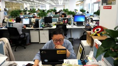 Человек сидит за ноутбуком в офисе Sina Weibo, который называют китайским аналогом Твиттера, Пекин, 16 апреля 2014 года. Фото: Wang Zhao/AFP/Getty Images