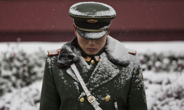 Китайские власти признали пытки? Офицер китайской военизированной полиции стоит на страже у ворот Тяньаньмэнь в Пекине, Китай, 22 ноября 2014 г. (Кевин Фрайер / Getty Images)