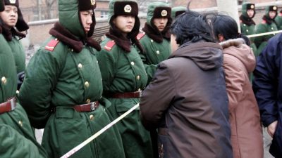 В Китае полиция дубинками разогнала сотни бастующих рабочих