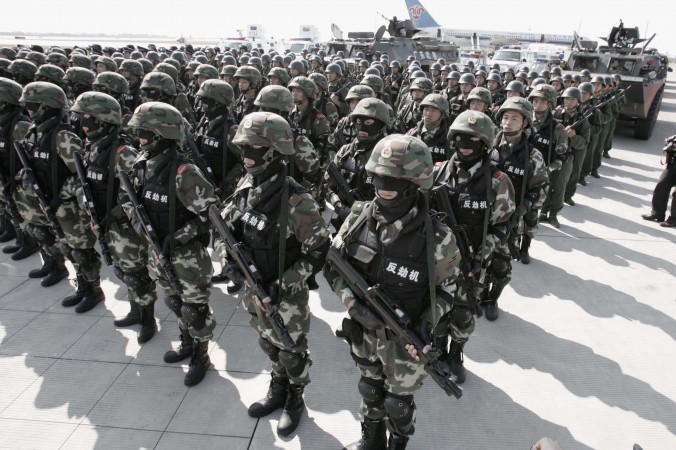 Отряд Народной вооружённой полиции в городе Гуанчжоу, Китай, 16 ноября 2005 года. China Photo/Getty Images | Epoch Times Россия