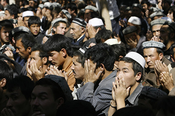 Уйгурские мусульмане молятся в мечети Джами, где более 10 тыс. человек приняли участие в пятничных вечерних молитвах во время Рамадана, 13 октября 2006 года, округ Хотан, Синьцзян. FREDERIC J. BROWN/AFP/Getty Images | Epoch Times Россия