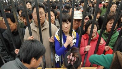 Люди выстраиваются в очередь на новые квартиры, когда местное правительство объявило о сносе старой центральной части Тунчжоу в западном пригороде Пекина 8 апреля 2010 г. (STR / AFP / Getty Images)