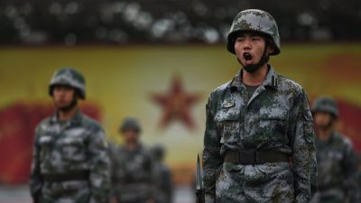 Курсанты Народно-освободительной армии проходят подготовку в Инженерной академии бронетанковых войск НОАК в Пекине 22 июля 2014 года. Отсутствие гражданского контроля и статуса силы, непосредственно контролируемой коммунистической партией, в последние годы сделали ее рассадником коррупции. (ГРЭГ БЕЙКЕР / AFP / Getty Images)