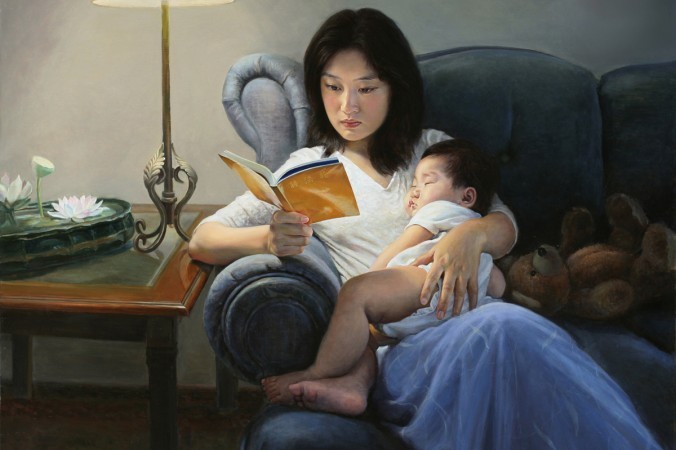 Картина Чэнь Сяопин «Просветление». Женщина, озарённая духовным светом, читает книгу о практике Фалуньгун, её ребёнок в это время спит у неё на руках. Картина отражает гармонию между духовным совершенствованием и обычной семейной жизнью. Фото: The Art of Zhen Shan Ren International Exhibition