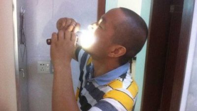 Юй Ифэй, рабочий из города Цючжоу, провинция Чжэцзян, демонстрирует свою операцию по удалению опухоли. (Снимок экрана / Sohu.com)