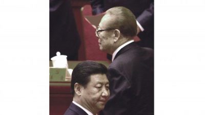 Цзян Цзэминь (справа) и Си Цзиньпин (слева) после закрытия XVIII съезда компартии в Большом зале народных собраний в Пекине 14 ноября 2012 г. (Ван Чжао / AFP / Getty Images)